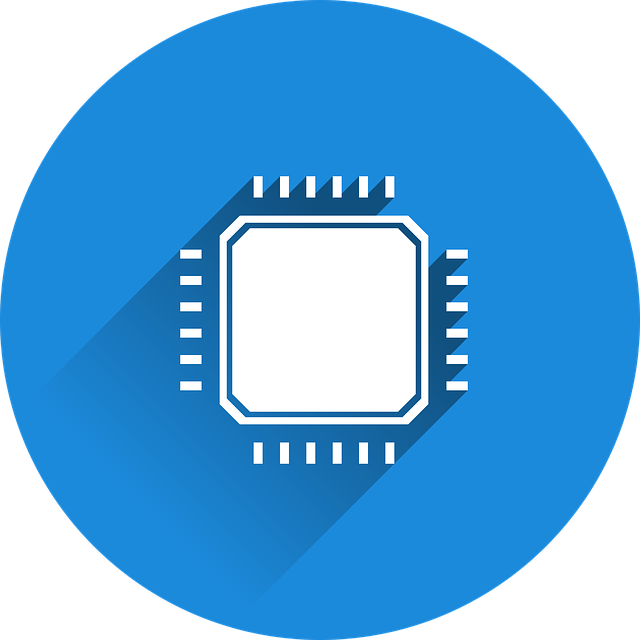 White Microchip Symbol Centered In Blue Circular Technology Badge PNG
